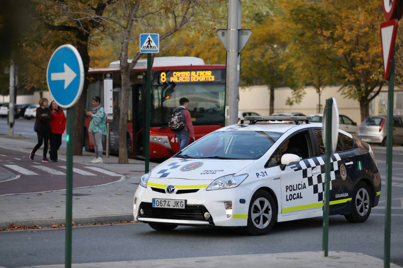 Los acababan de comprar en un establecimiento de la zona y estaban dispuestos a lanzárselos a los autobuses