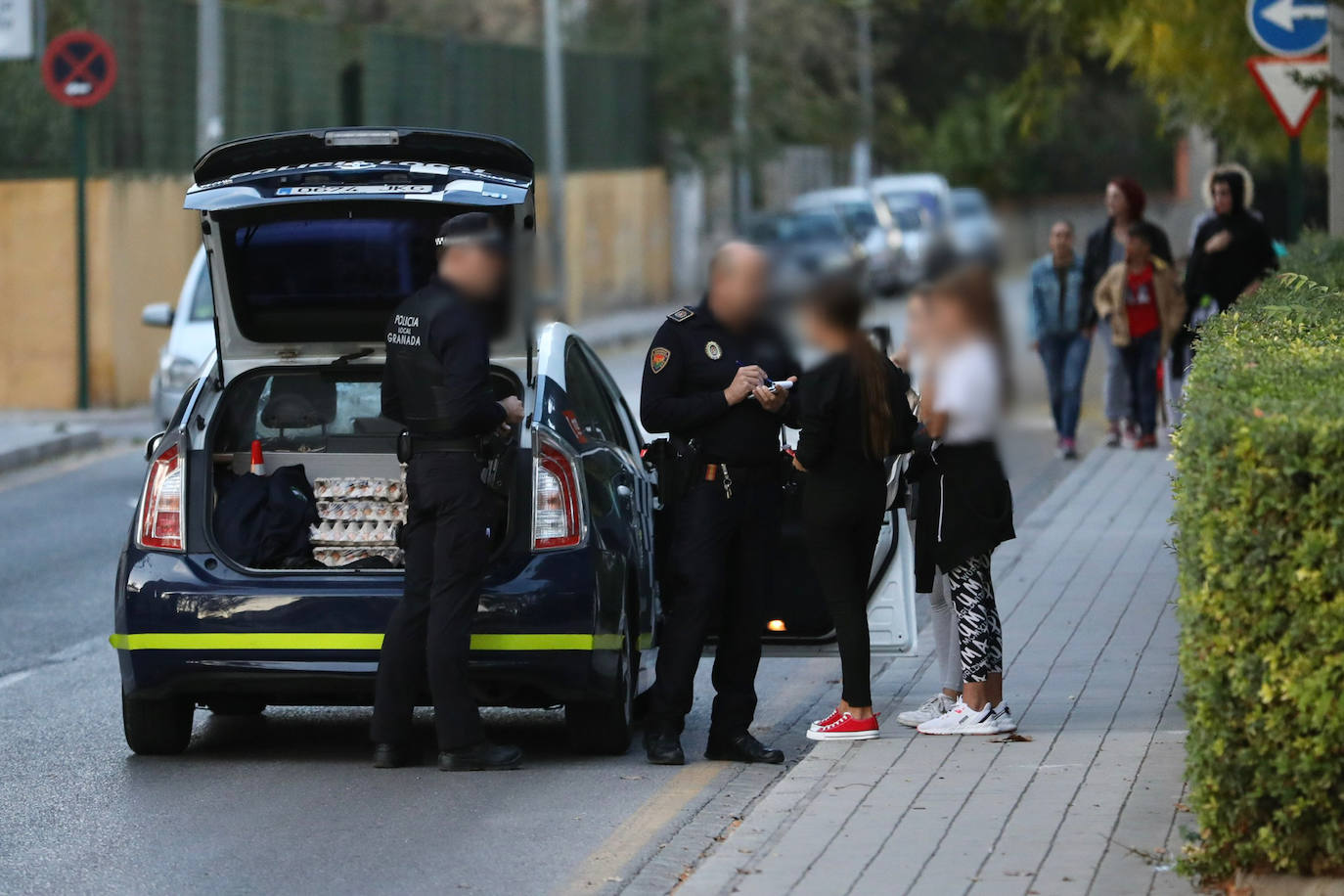 Los acababan de comprar en un establecimiento de la zona y estaban dispuestos a lanzárselos a los autobuses