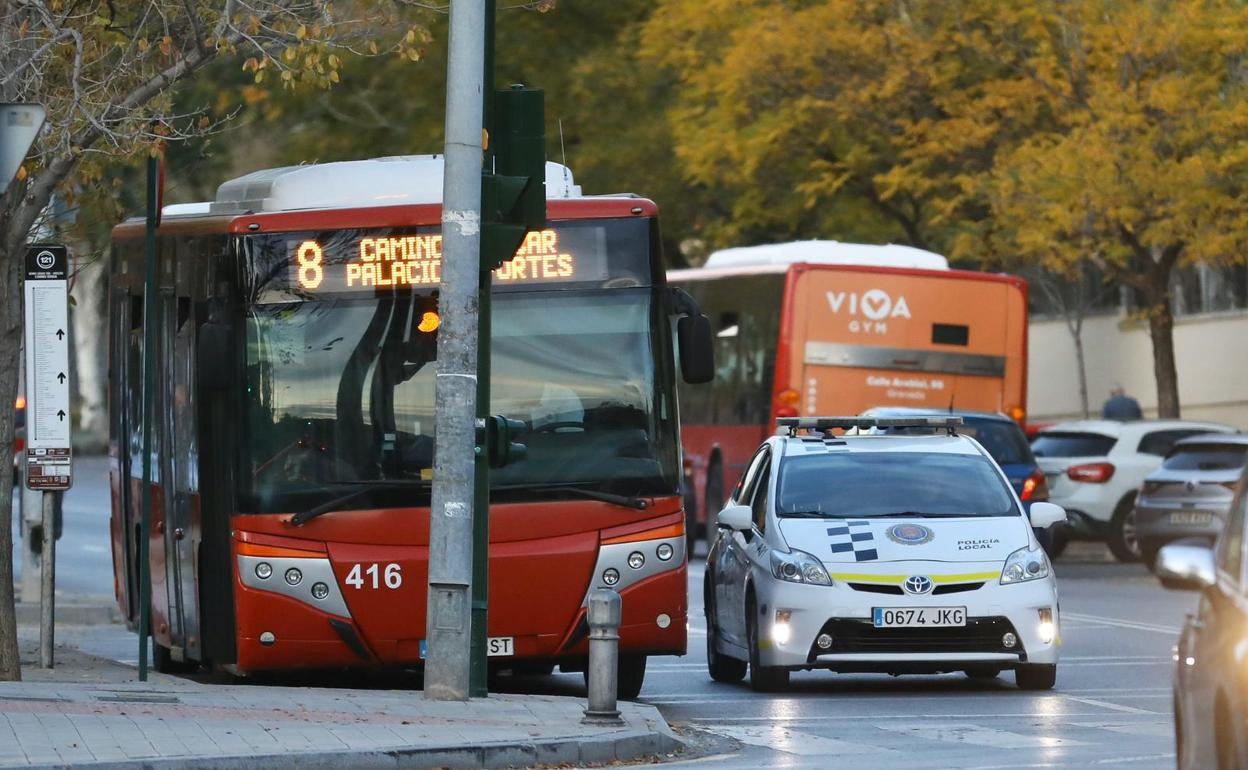 Autobús escoltado por la Policía Local esta tarde en Granada. 