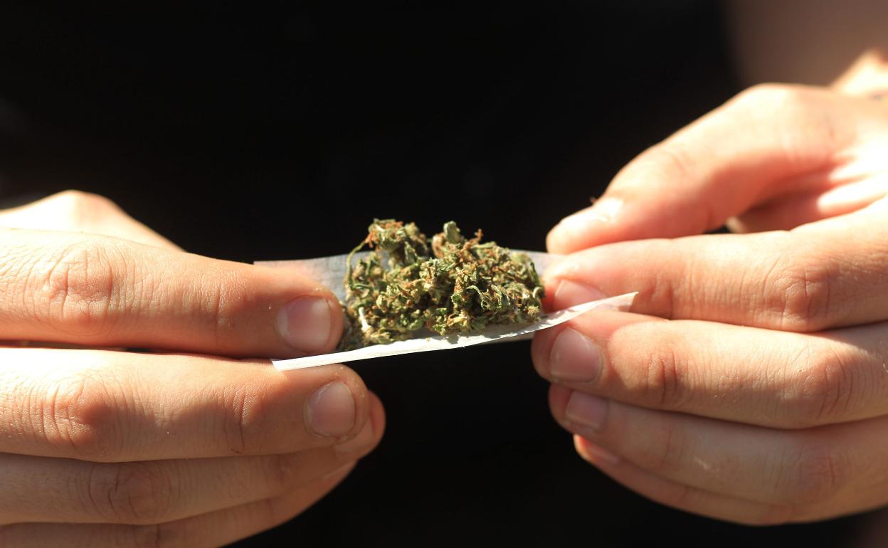 Pillado con 'maría' en Granada | El chico tiene una orden de expulsión por abusos sexuales