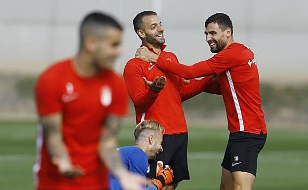 Soldado, Puertas y Aarón Escandell se toman con humor una divertida situación en un entrenamiento, con Álex Martínez en primer término. 