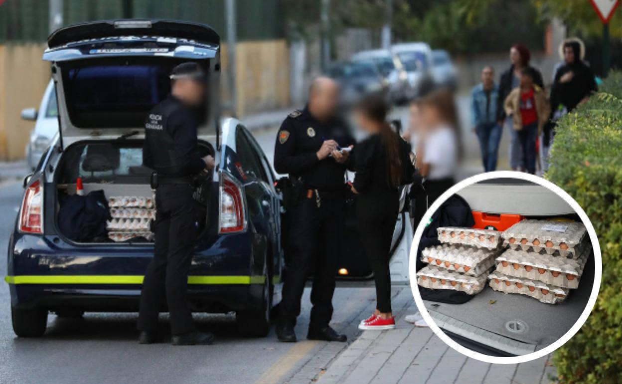 La Policía con algunos de los menores a los que 'cazaron' con los huevos. 