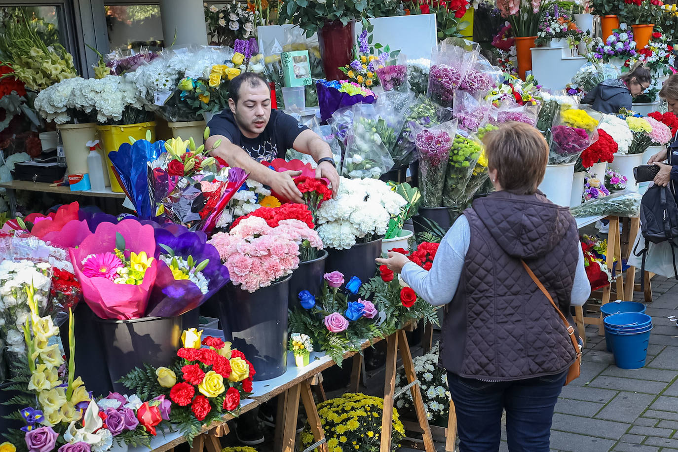 Miles de granadinos han subido hasta el camposanto de la colina de Granada para recordar a sus seres queridos 
