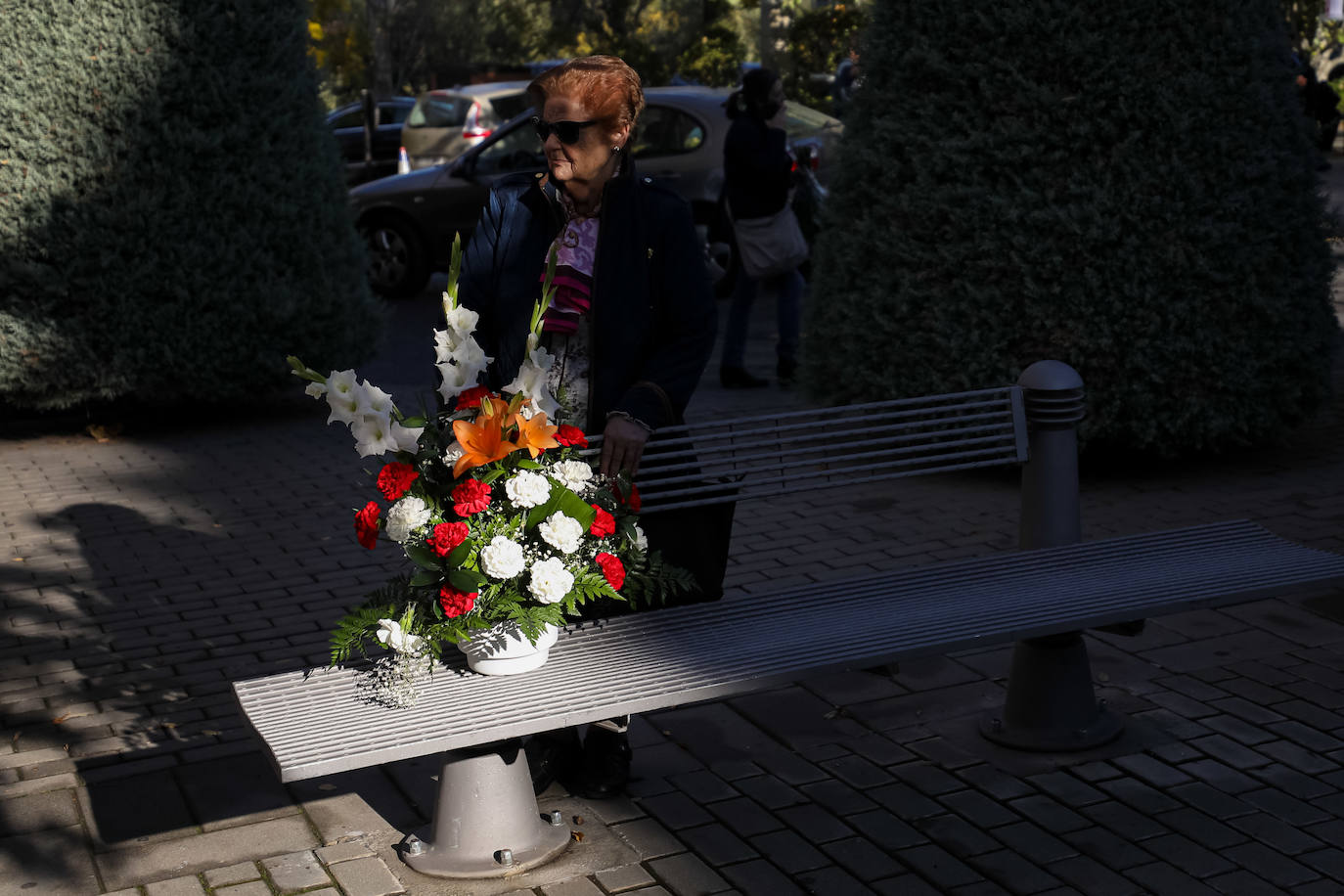Miles de granadinos han subido hasta el camposanto de la colina de Granada para recordar a sus seres queridos 