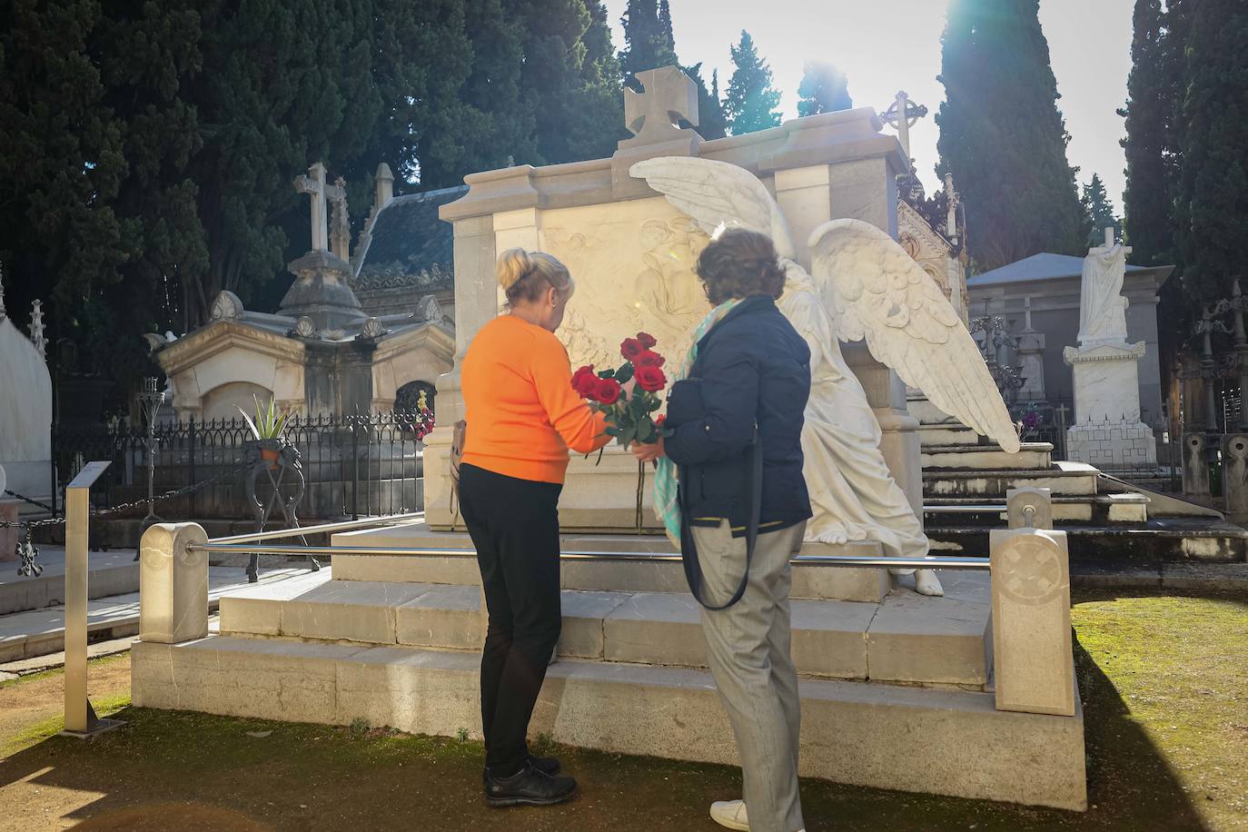 Miles de granadinos han subido hasta el camposanto de la colina de Granada para recordar a sus seres queridos 