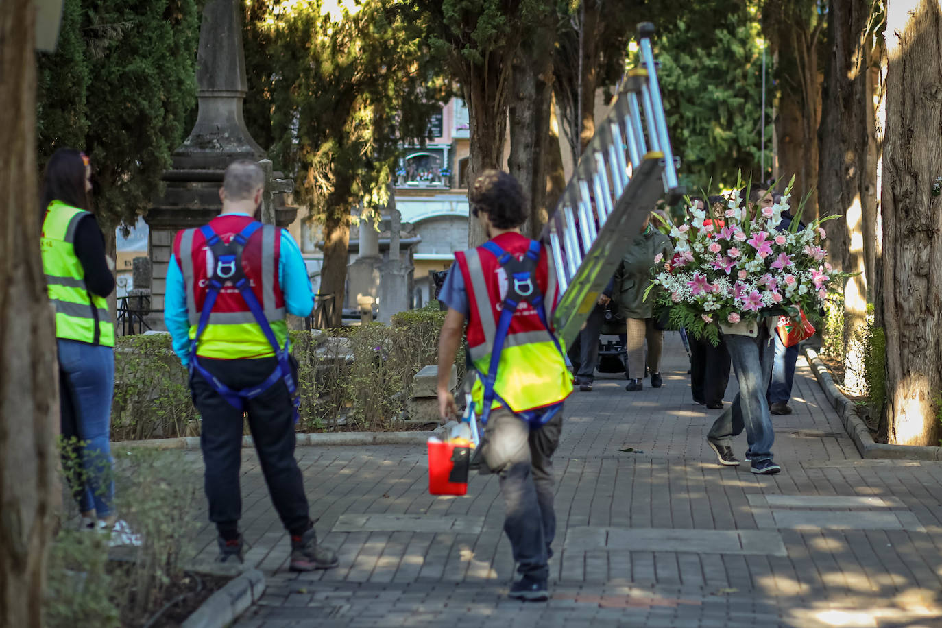 Miles de granadinos han subido hasta el camposanto de la colina de Granada para recordar a sus seres queridos 