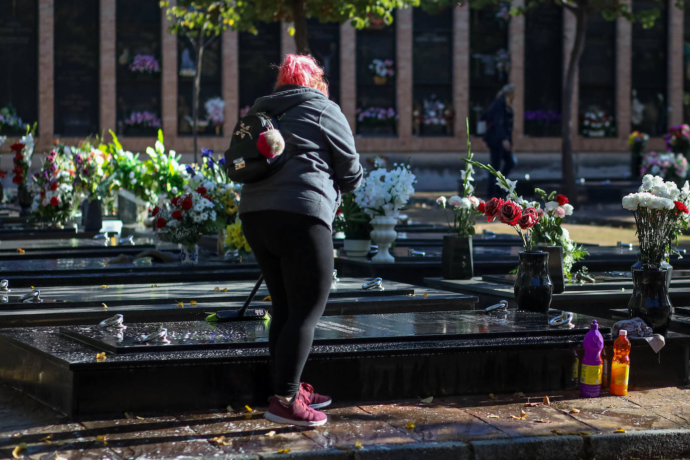 Miles de granadinos han subido hasta el camposanto de la colina de Granada para recordar a sus seres queridos 