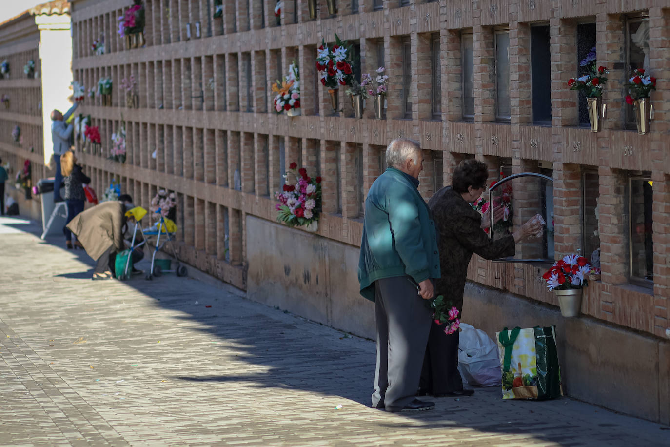 Miles de granadinos han subido hasta el camposanto de la colina de Granada para recordar a sus seres queridos 