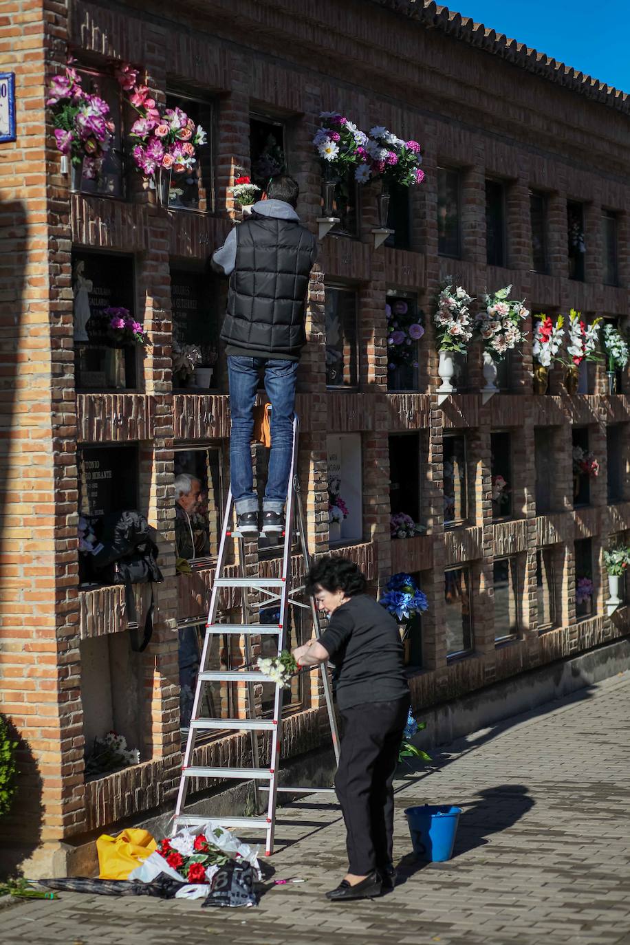 Miles de granadinos han subido hasta el camposanto de la colina de Granada para recordar a sus seres queridos 