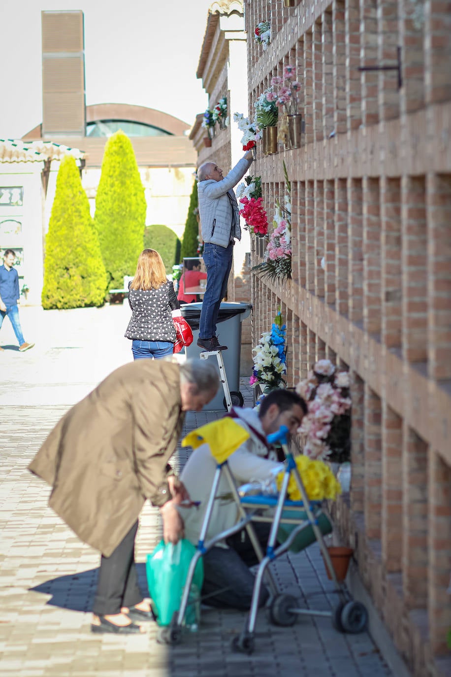 Miles de granadinos han subido hasta el camposanto de la colina de Granada para recordar a sus seres queridos 