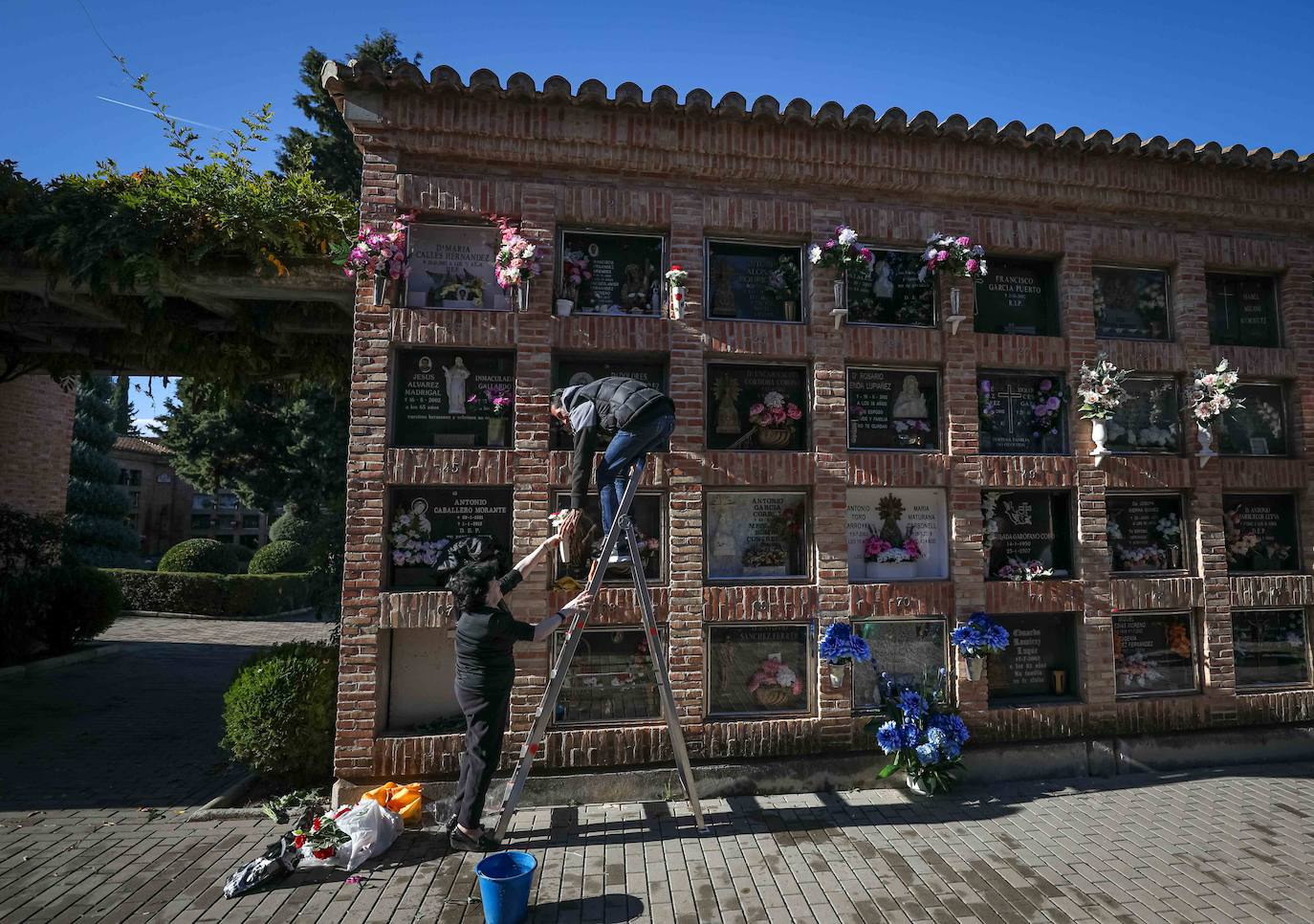 Miles de granadinos han subido hasta el camposanto de la colina de Granada para recordar a sus seres queridos 