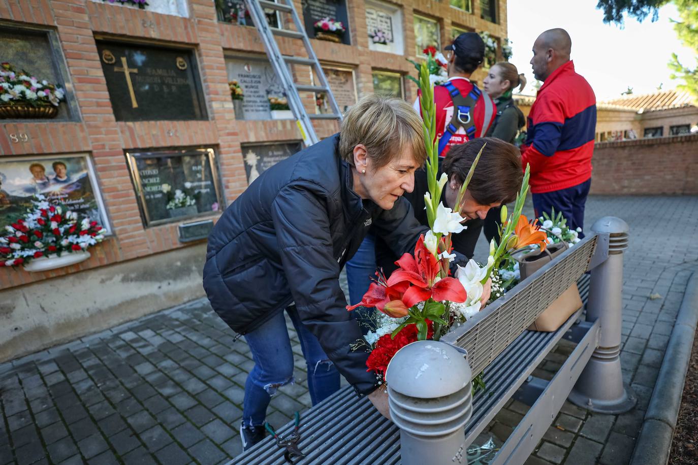 Miles de granadinos han subido hasta el camposanto de la colina de Granada para recordar a sus seres queridos 