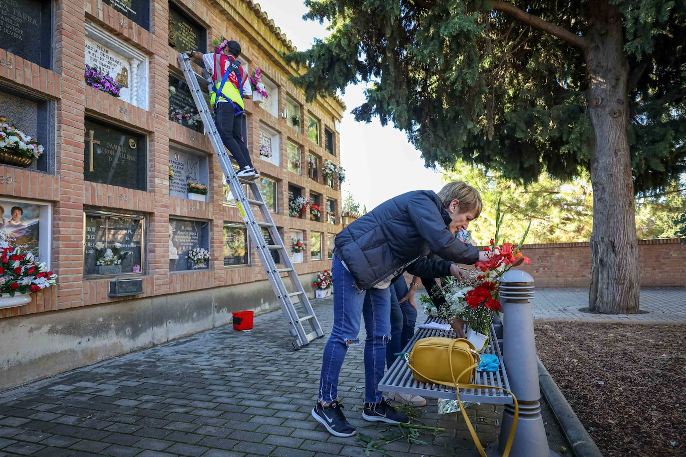 Miles de granadinos han subido hasta el camposanto de la colina de Granada para recordar a sus seres queridos 