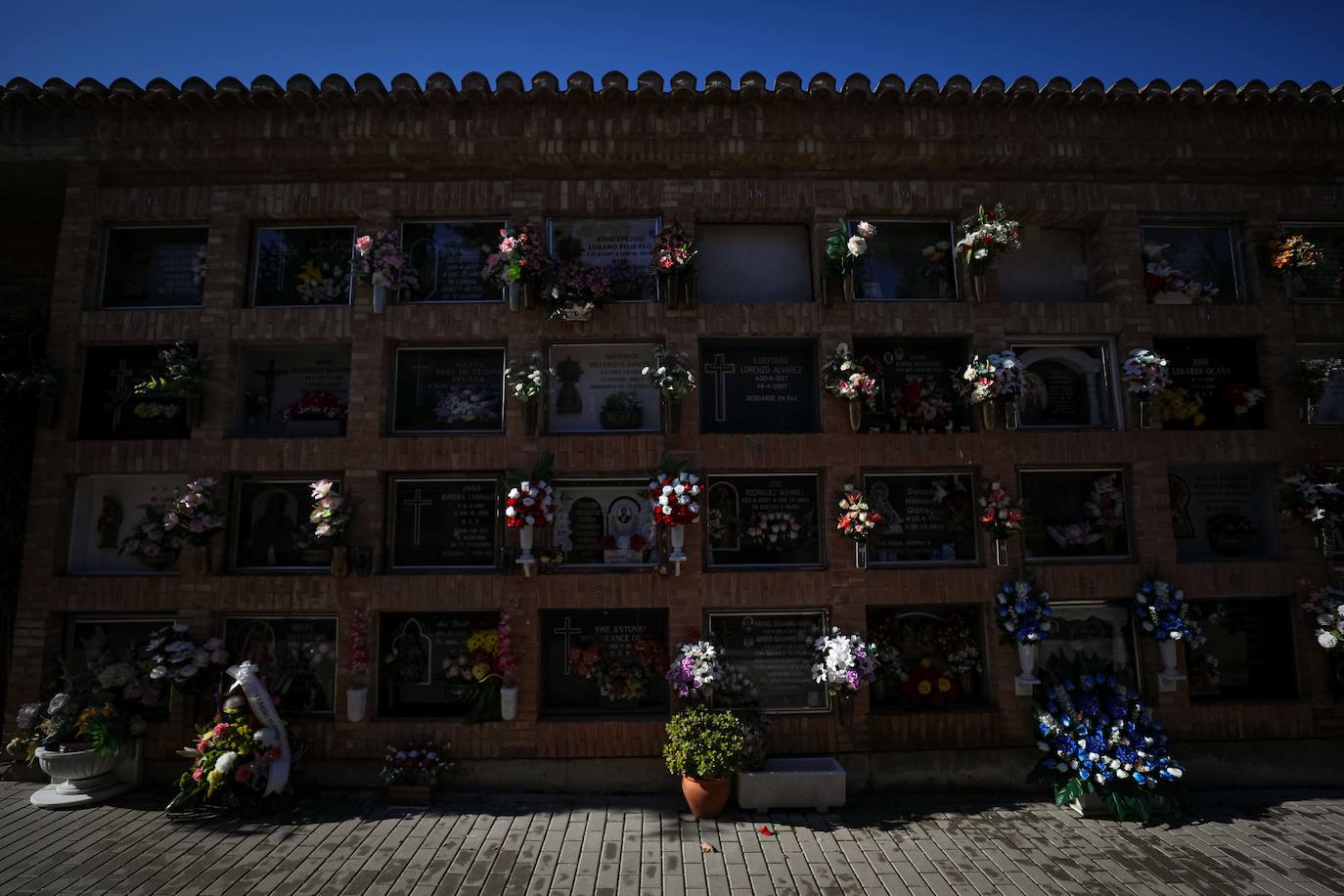 Miles de granadinos han subido hasta el camposanto de la colina de Granada para recordar a sus seres queridos 