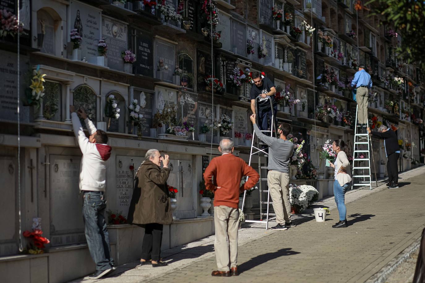 Miles de granadinos han subido hasta el camposanto de la colina de Granada para recordar a sus seres queridos 