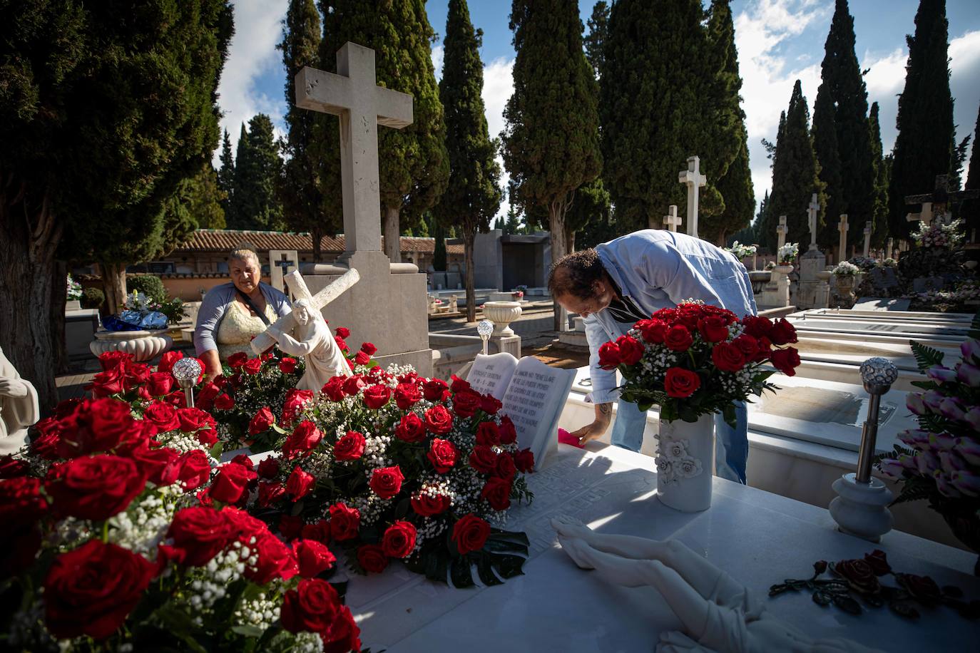 Miles de granadinos han subido hasta el camposanto de la colina de Granada para recordar a sus seres queridos 