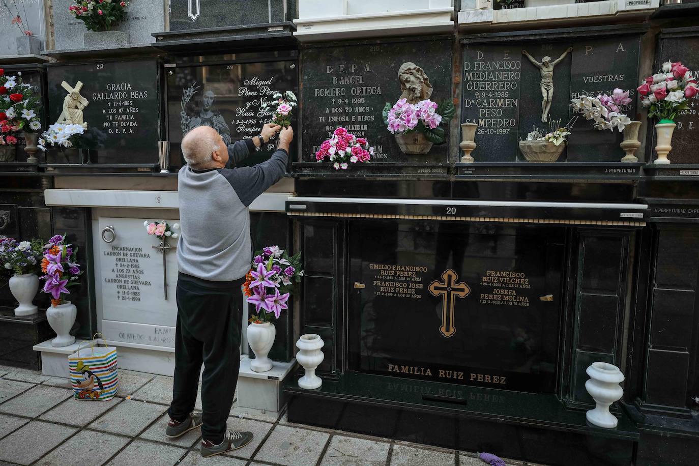 Miles de granadinos han subido hasta el camposanto de la colina de Granada para recordar a sus seres queridos 