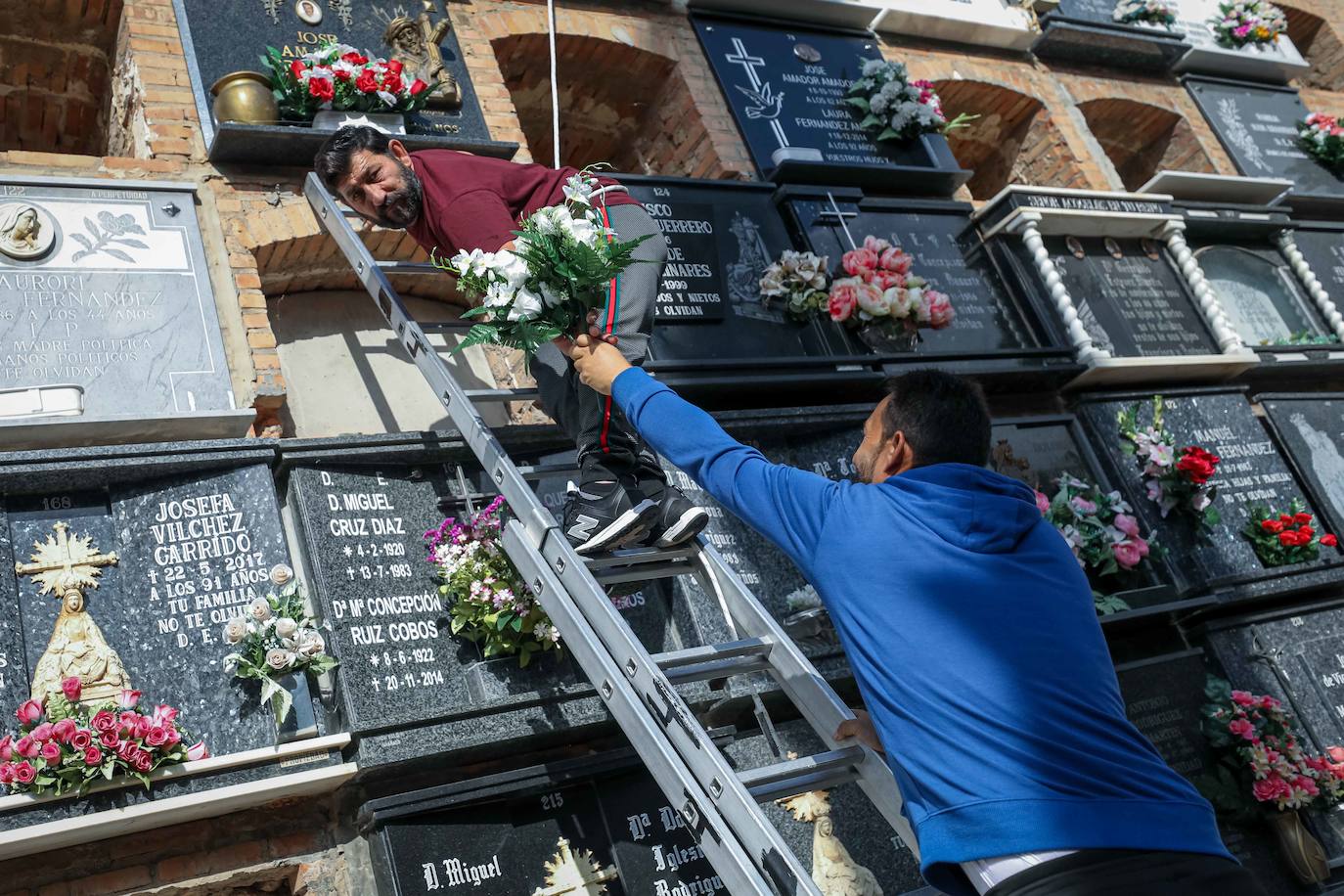 Miles de granadinos han subido hasta el camposanto de la colina de Granada para recordar a sus seres queridos 