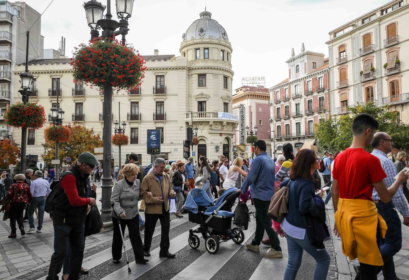 La Alcaicería, a rebosar de gente a lo largo de la jornada de hoy.