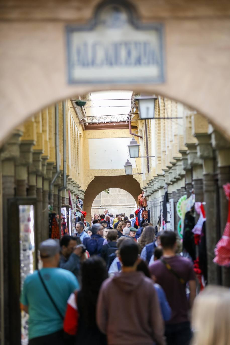 La Alcaicería, a rebosar de gente a lo largo de la jornada de hoy.