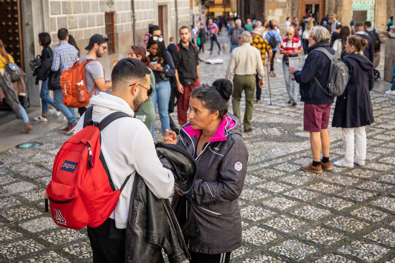 La Alcaicería, a rebosar de gente a lo largo de la jornada de hoy.