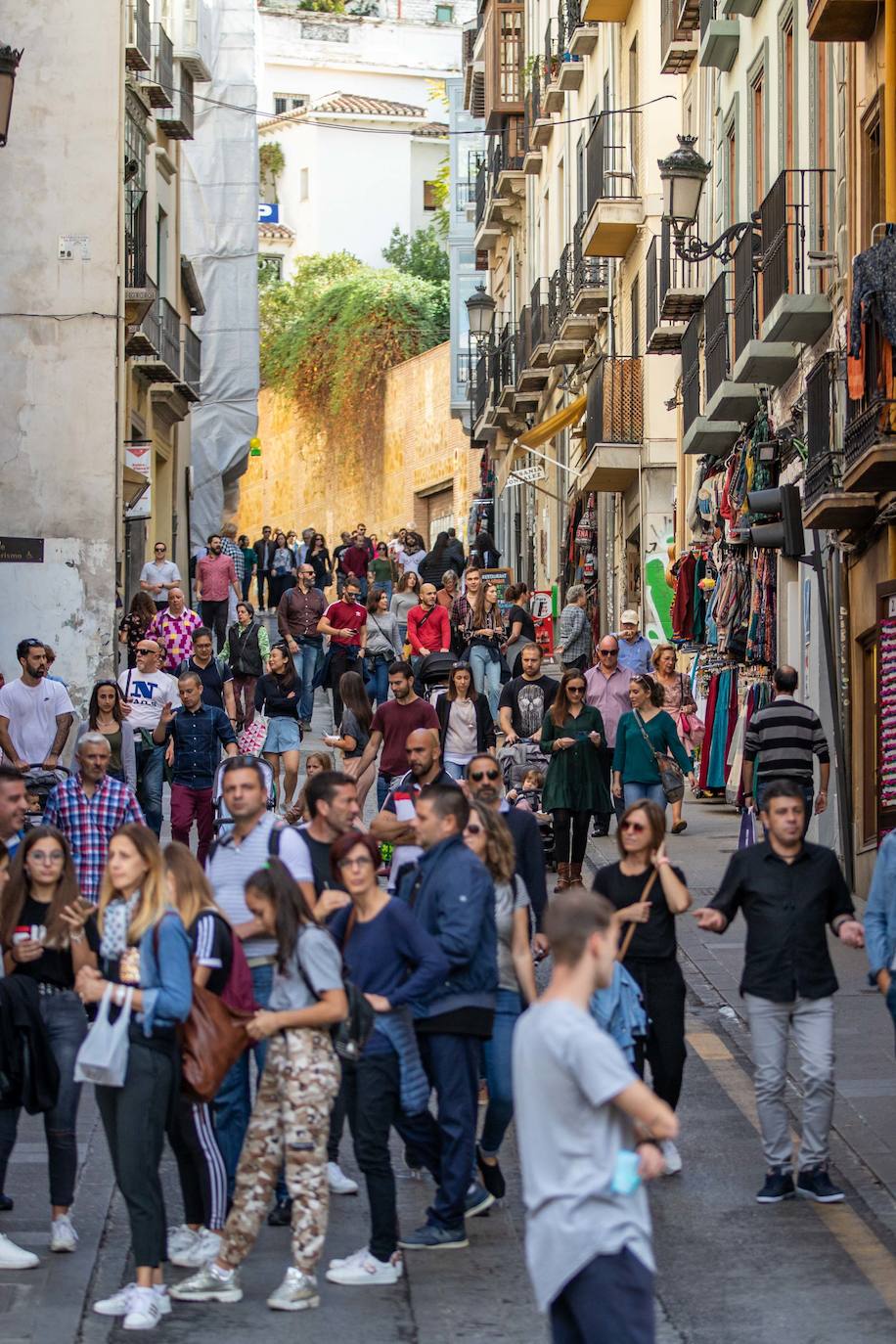 La Alcaicería, a rebosar de gente a lo largo de la jornada de hoy.