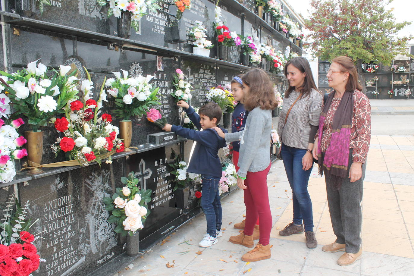 Gran afluencia en los cementerios de la capital, abiertos hasta las siete, en el Día de Todos los Santos 