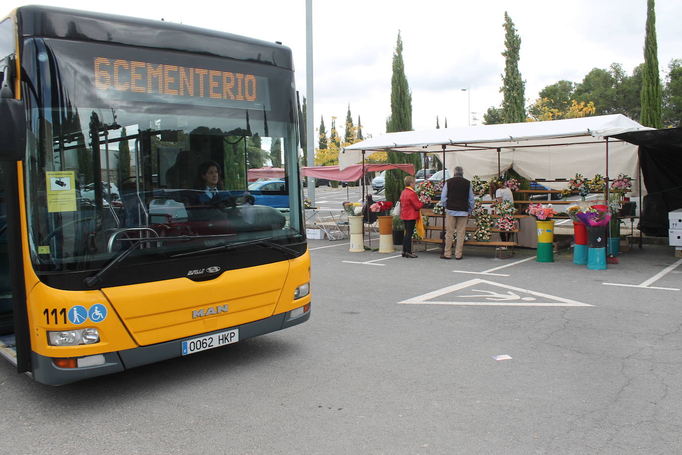 Gran afluencia en los cementerios de la capital, abiertos hasta las siete, en el Día de Todos los Santos 