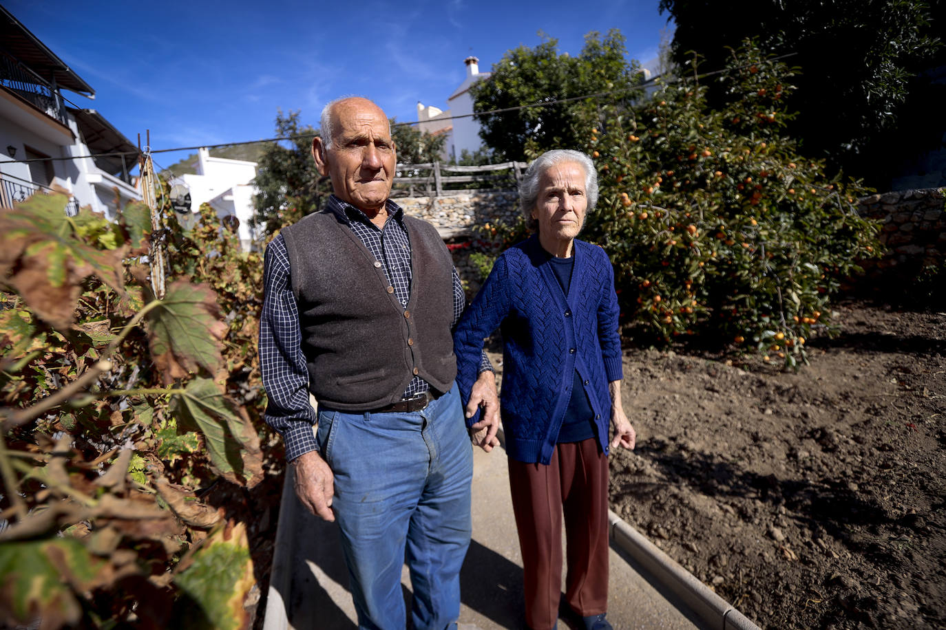 Manuel Guerrero y su mujer, María, en su huerta de Lentegí.