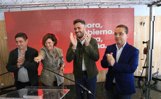 Carmen Calvo junto a Felipe Sicilia, Paco Reyes y Francisco Huertas.