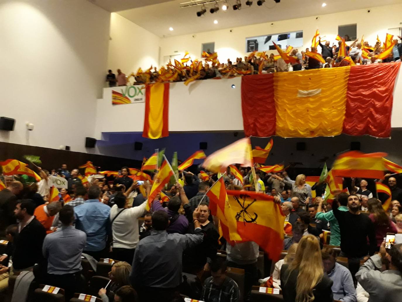 Decenas de motrileños se han congregado para recibir al político madrileño