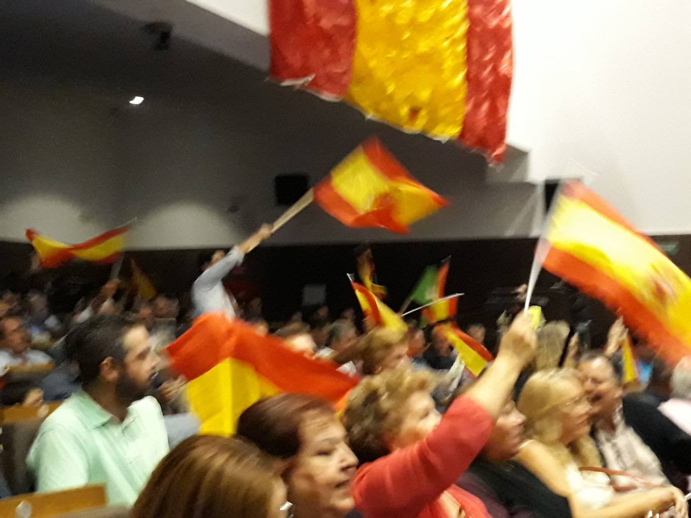 Decenas de motrileños se han congregado para recibir al político madrileño