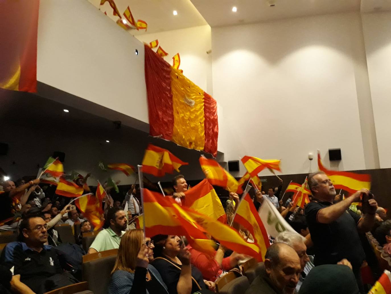 Decenas de motrileños se han congregado para recibir al político madrileño