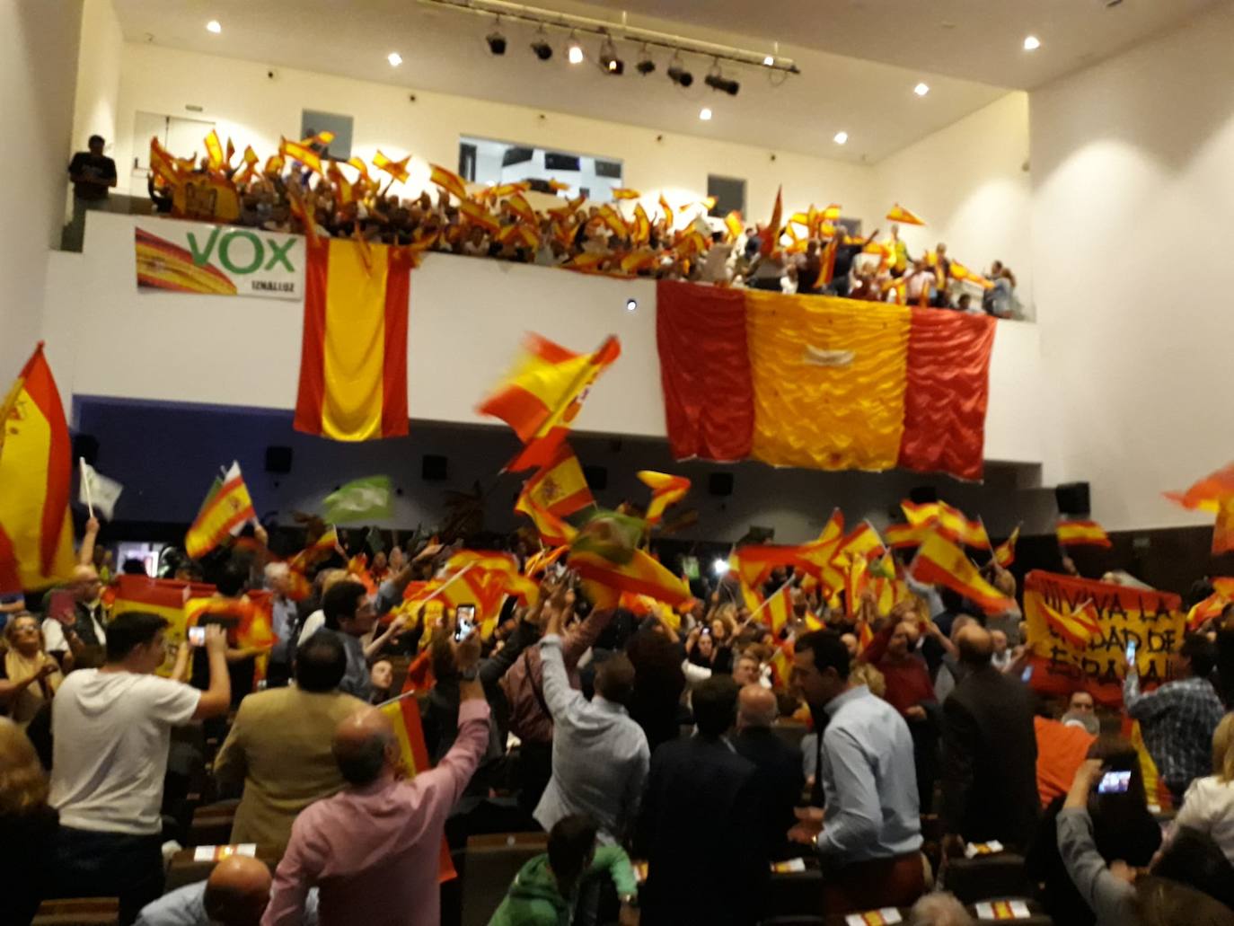 Decenas de motrileños se han congregado para recibir al político madrileño