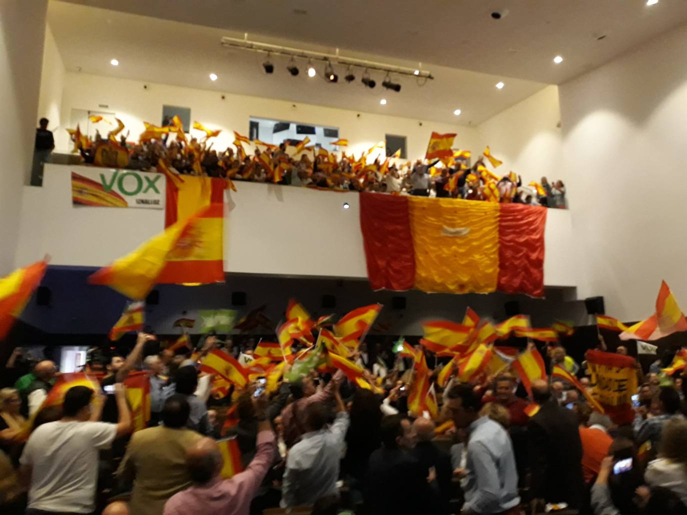 Decenas de motrileños se han congregado para recibir al político madrileño