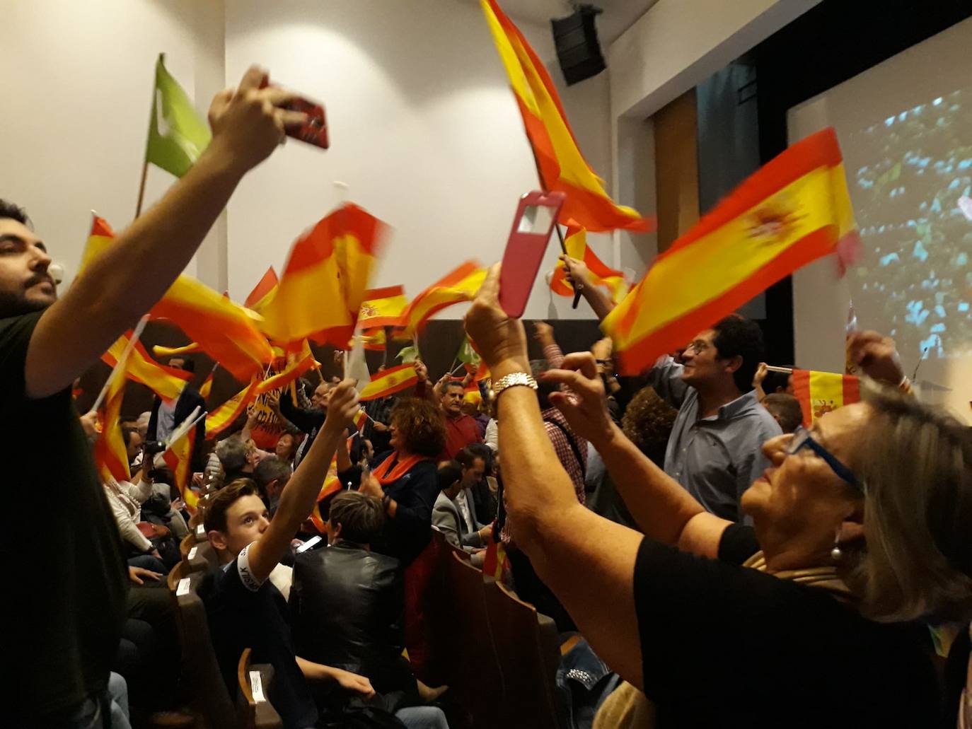 Decenas de motrileños se han congregado para recibir al político madrileño