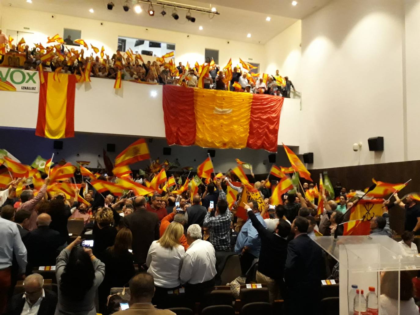 Decenas de motrileños se han congregado para recibir al político madrileño