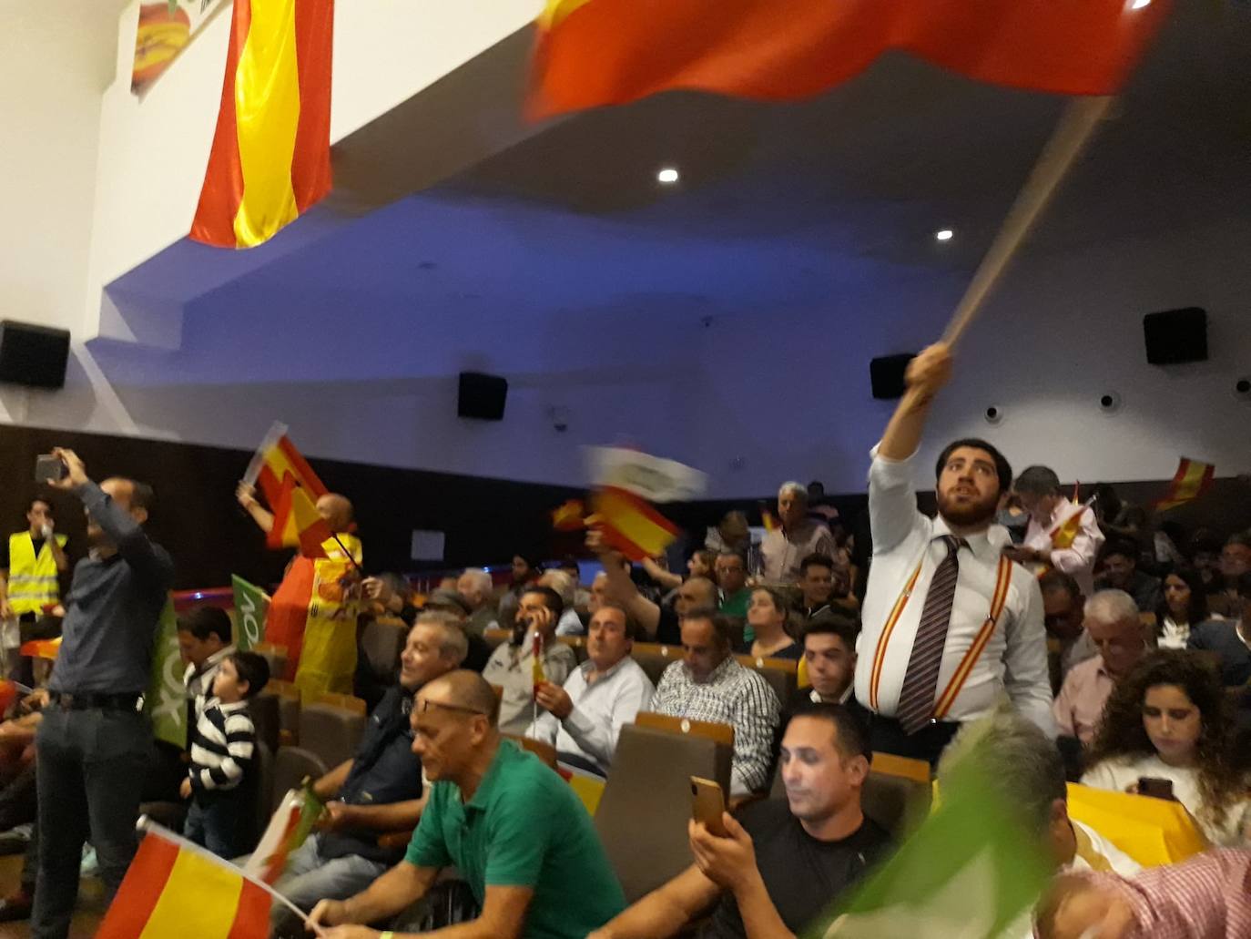 Decenas de motrileños se han congregado para recibir al político madrileño