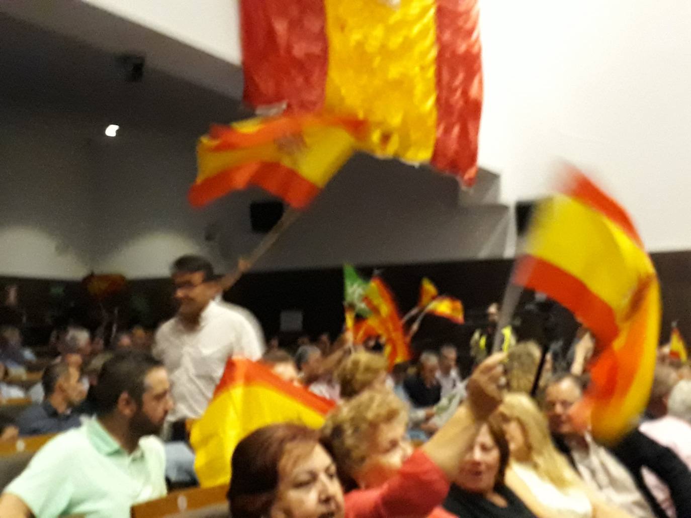 Decenas de motrileños se han congregado para recibir al político madrileño