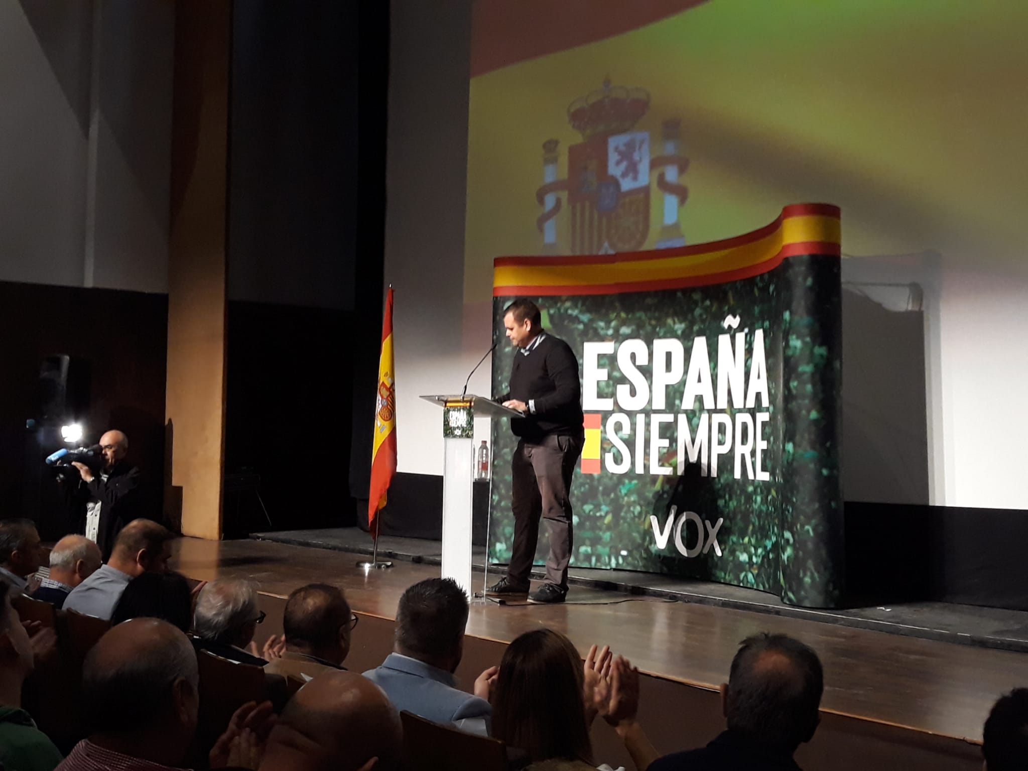 Decenas de motrileños se han congregado para recibir al político madrileño