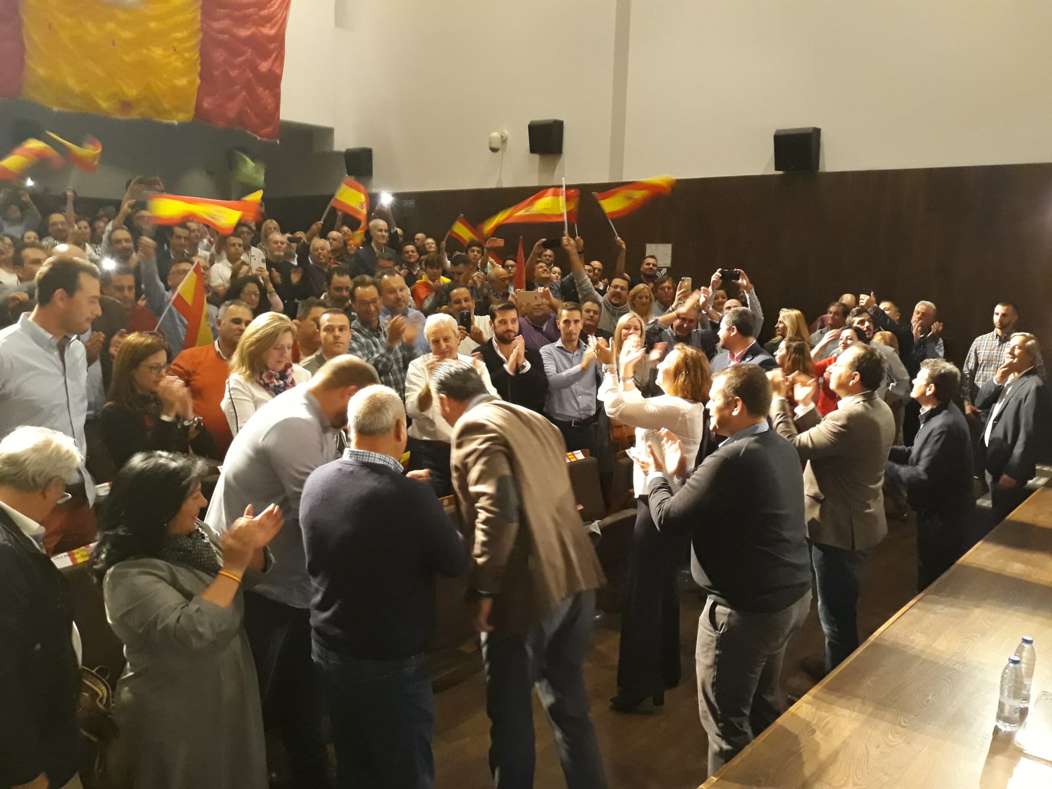 Decenas de motrileños se han congregado para recibir al político madrileño