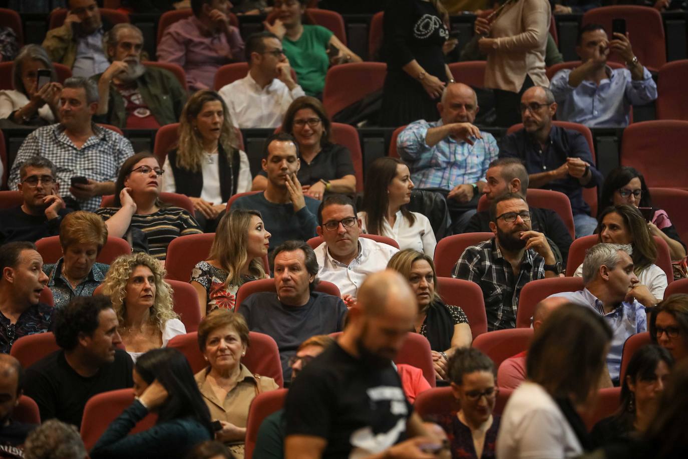 El artista barcelonés cautivó anoche al público granadino en el Palacio de Congresos, donde repasó cuatro décadas de música