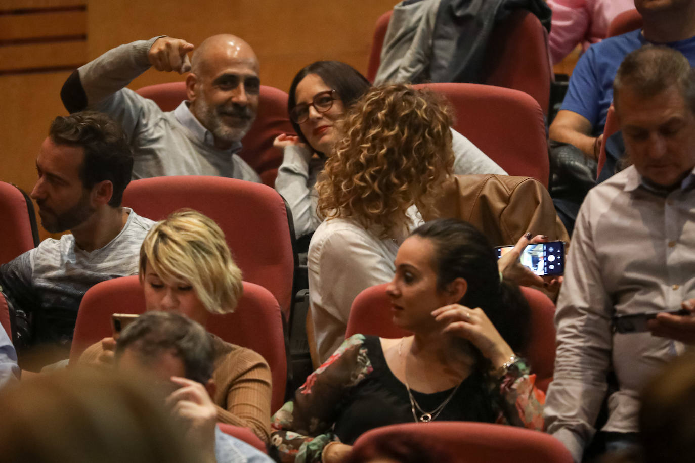 El artista barcelonés cautivó anoche al público granadino en el Palacio de Congresos, donde repasó cuatro décadas de música