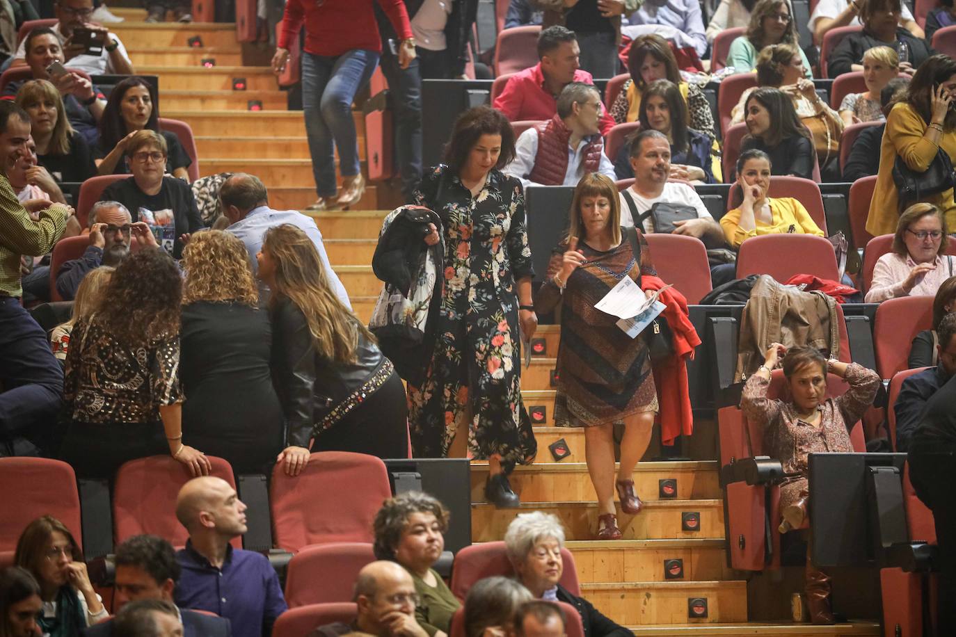 El artista barcelonés cautivó anoche al público granadino en el Palacio de Congresos, donde repasó cuatro décadas de música