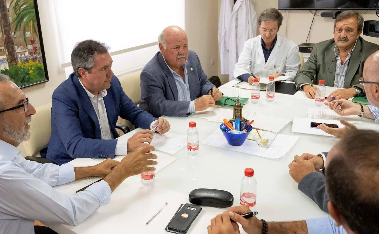 El alcalde de Sevilla, el socialista Juan Espadas, y el consejero de Salud, Jesús Aguirre, en plena crisis de la listeriosis. 