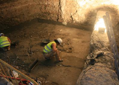 Imagen secundaria 1 - Proceso de excavación de los restos arqueológicos.