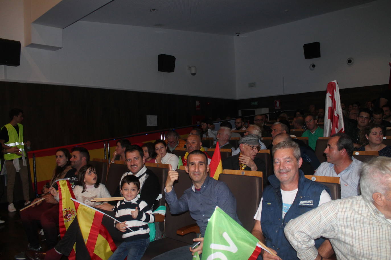 Decenas de motrileños se han congregado para recibir al político madrileño