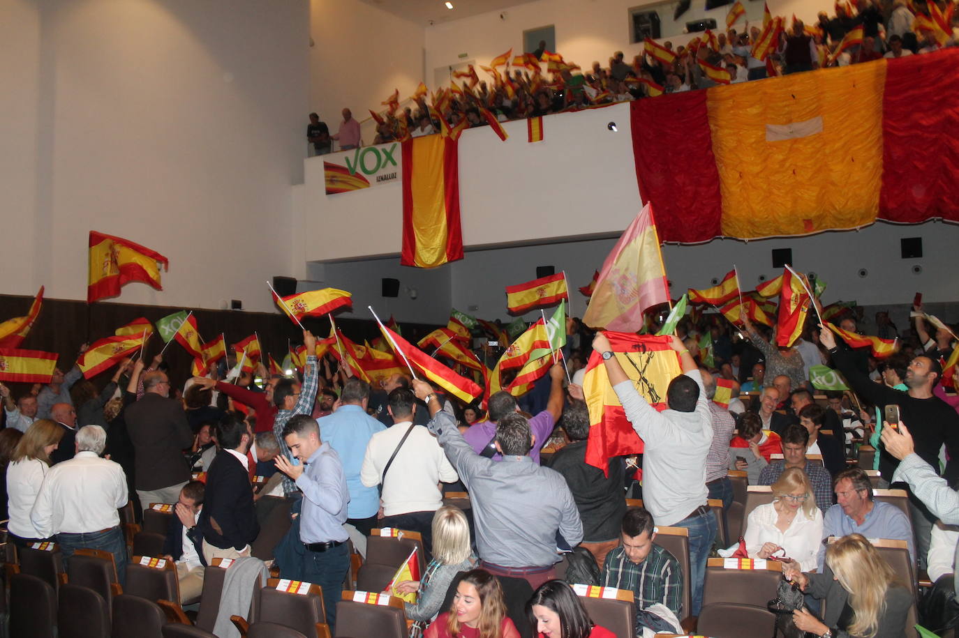 Decenas de motrileños se han congregado para recibir al político madrileño