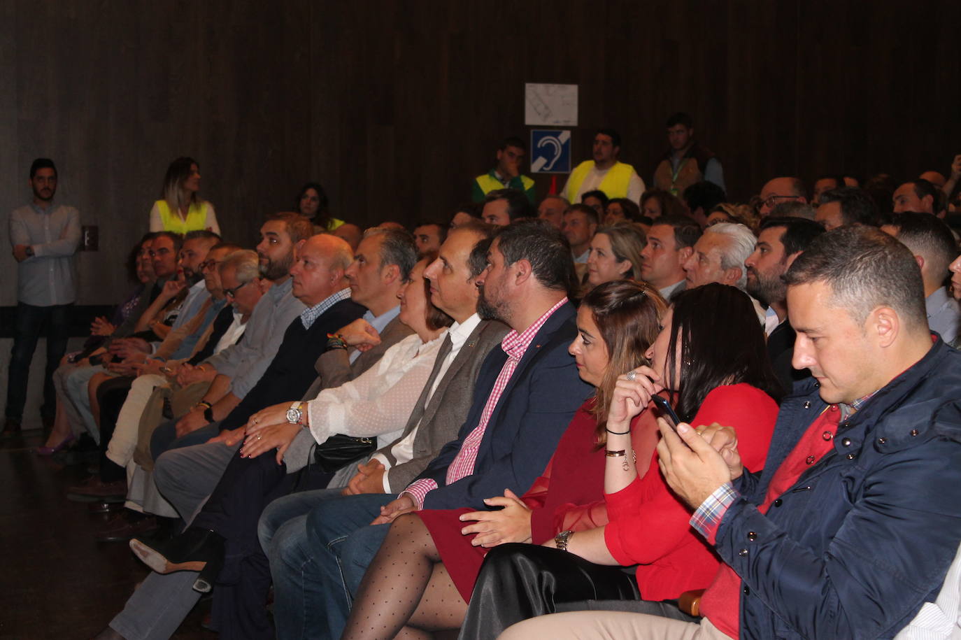 Decenas de motrileños se han congregado para recibir al político madrileño