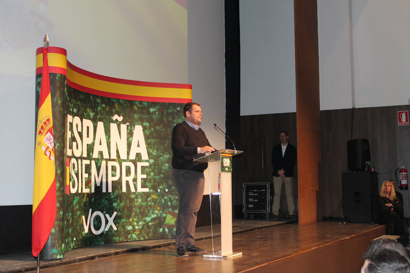 Decenas de motrileños se han congregado para recibir al político madrileño